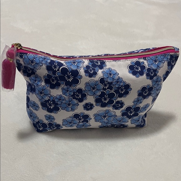 Estee Lauder Vibrant Pink Cosmetic Bag (H) - Picture 1 of 6
